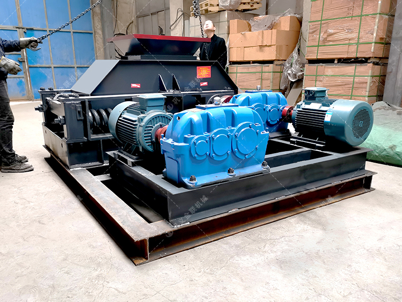 中型半自動液壓對輥破碎機設備發貨 發往河南