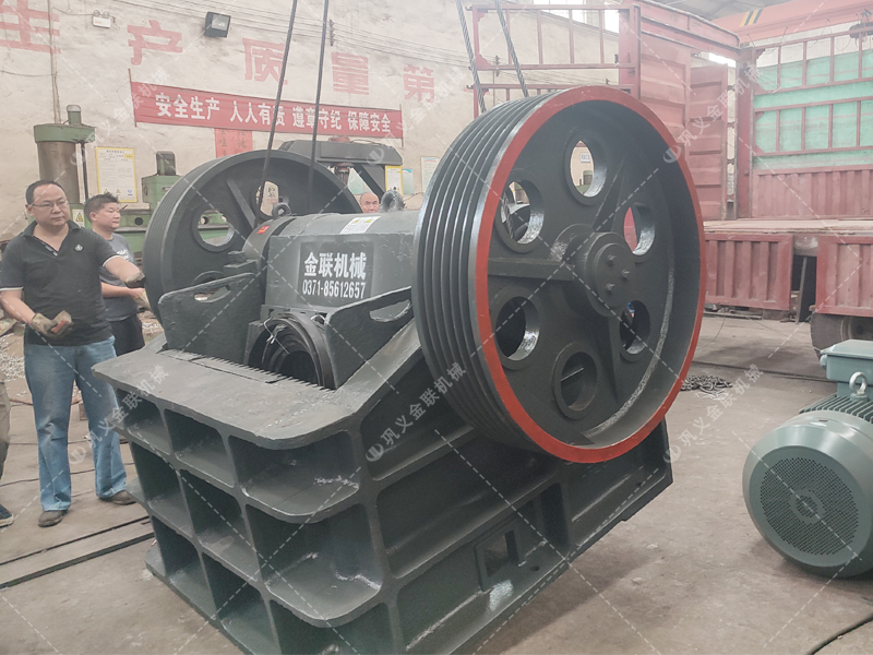 小型對輥機和顎破機發貨圖片_發往山東招遠_破碎青石